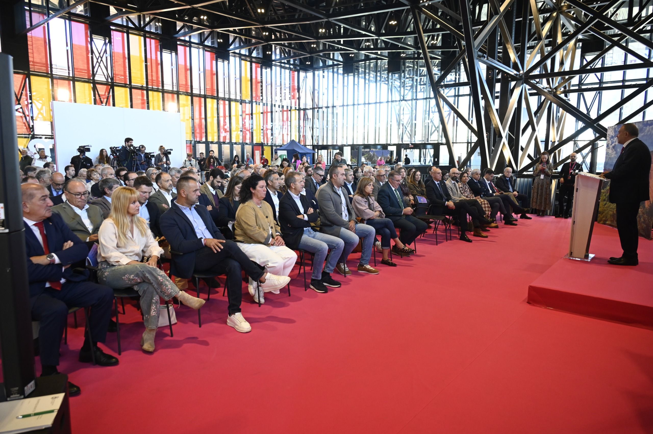 Hasta el 12 de octubre, abre sus puertas la Feria de los Productos de León, que alcanza su récord de participantes con 108 expositores. | SAÚL ARÉN
