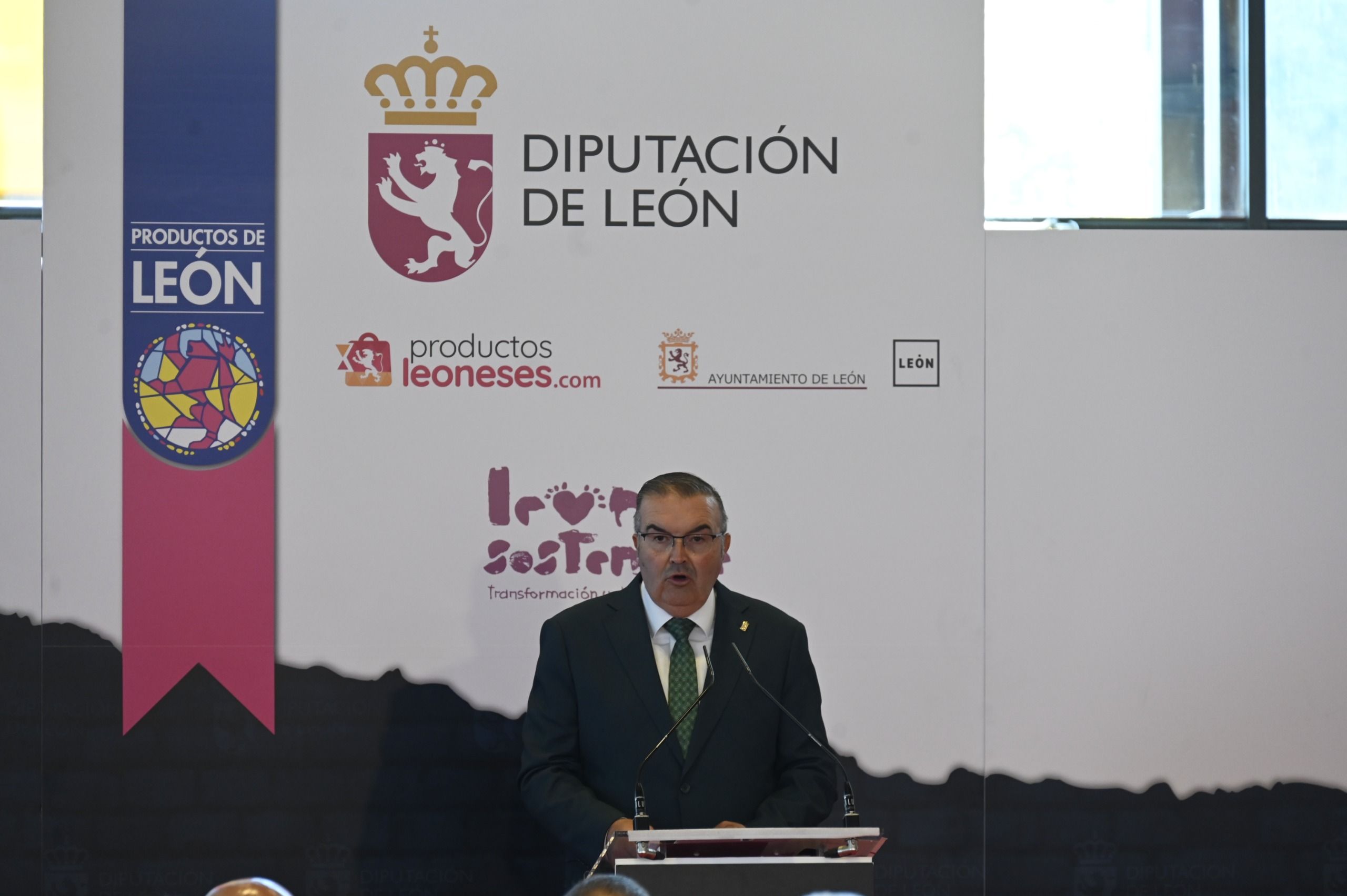 Hasta el 12 de octubre, abre sus puertas la Feria de los Productos de León, que alcanza su récord de participantes con 108 expositores. | SAÚL ARÉN