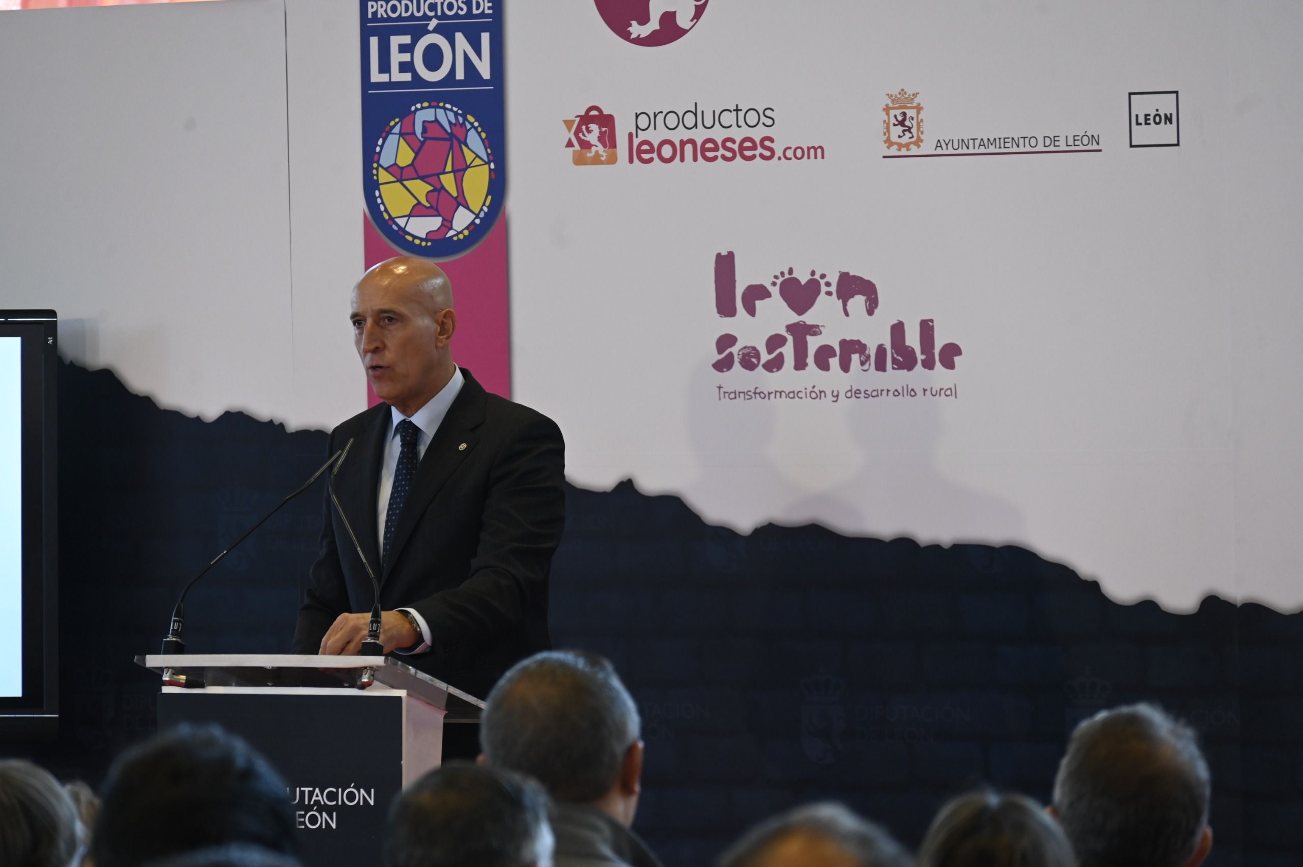 Hasta el 12 de octubre, abre sus puertas la Feria de los Productos de León, que alcanza su récord de participantes con 108 expositores. | SAÚL ARÉN