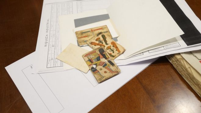Las cartas del siglo XVI utilizadas a veces como el lomo de un legajo de papeles.FERNANDO OTERO Las cartas del siglo XVI utilizadas a veces como el lomo de un legajo de papeles.FERNANDO OTERO