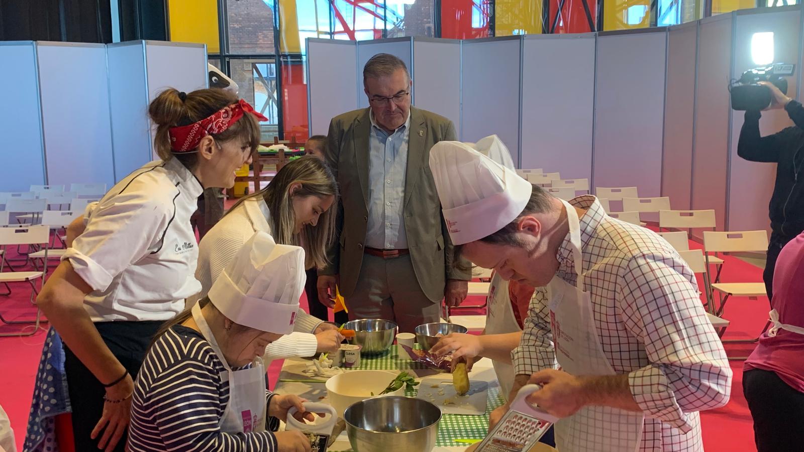 Roberto Aller en uno de los talleres de cocina de la feria este sábado. | L.N.C.