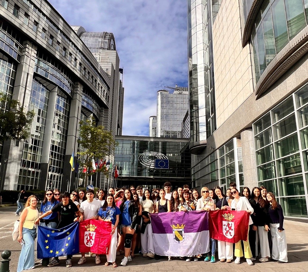 Alumnos IES Fernando I y La Pola de Gordón en Bruselas. | L.N.C. Alumnos IES Fernando I y La Pola de Gordón en Bruselas. | L.N.C.