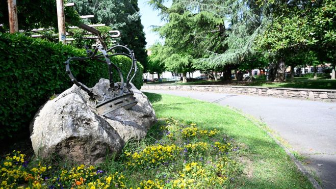 La corona incrustada en la roca que recuerda el bautismo del parque La corona incrustada en la roca que recuerda el bautismo del parque