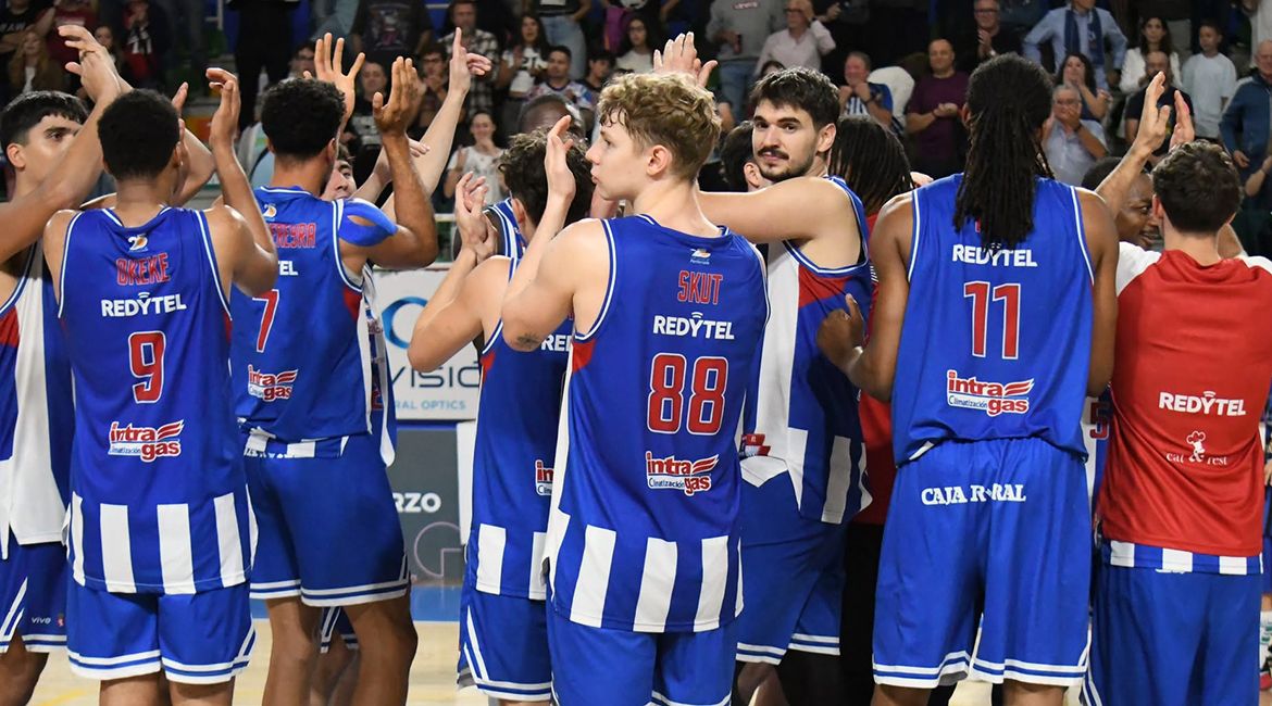 Ponferrada festeja su triunfo en el debut liguero. | CIUDAD DE PONFERRADA Ponferrada festeja su triunfo en el debut liguero. | CIUDAD DE PONFERRADA