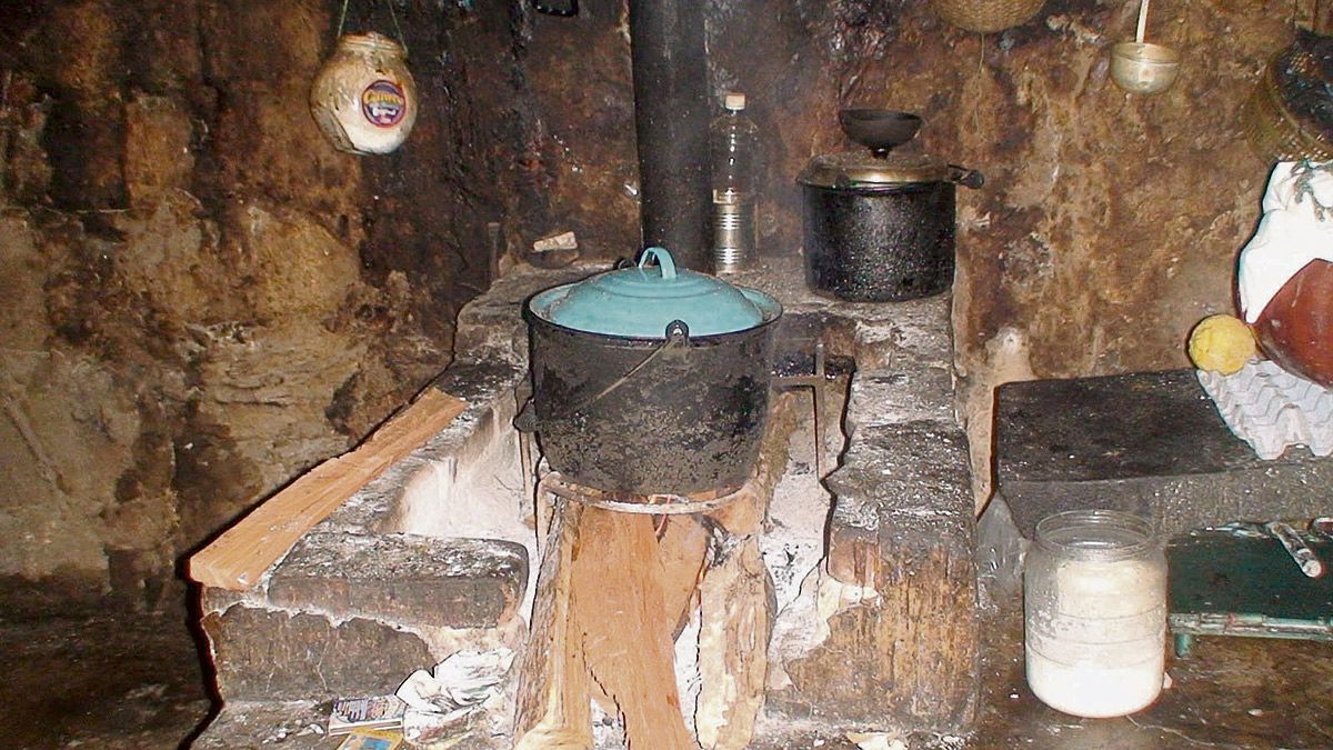 Todavía quedan casas con cocinas y potes y ollas para el caldo... Todavía quedan cocinas como esta de la vieja fotografía.