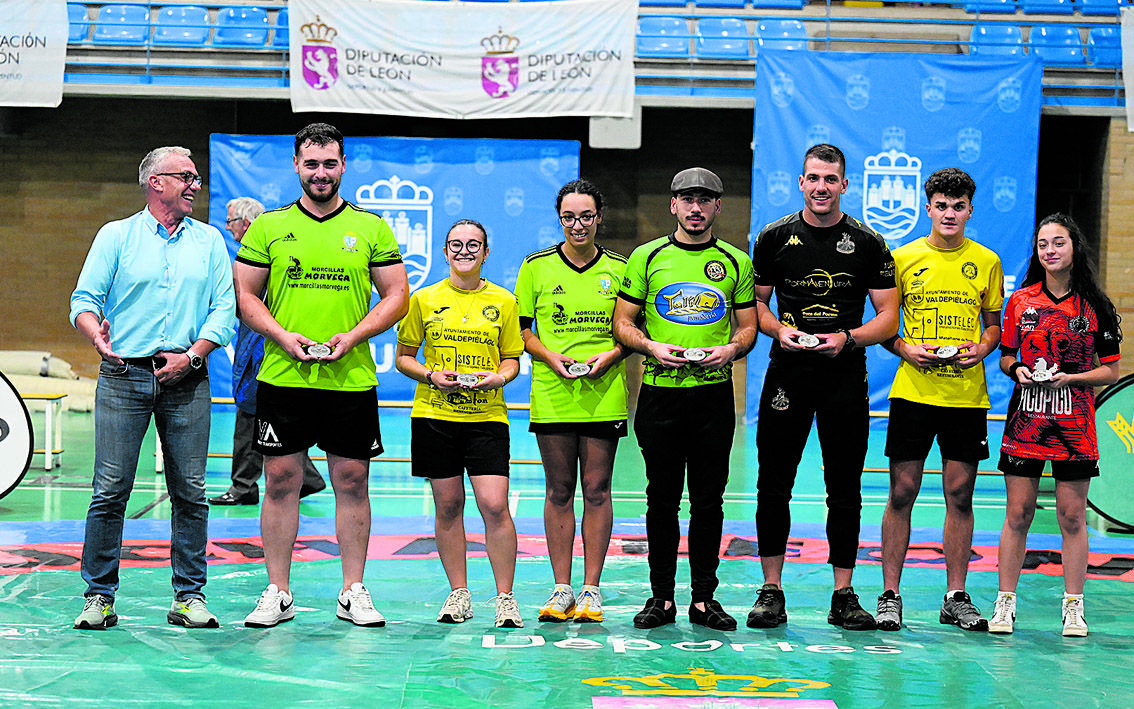 Los siete campeones provinciales: Pedro, Rebeca, Edi, Chelo, Tomasuco, Sergio y María Cadenas, con el alcalde de Villaquilambre y ex luchador, Vicente Álvarez / SAÚL ARÉN