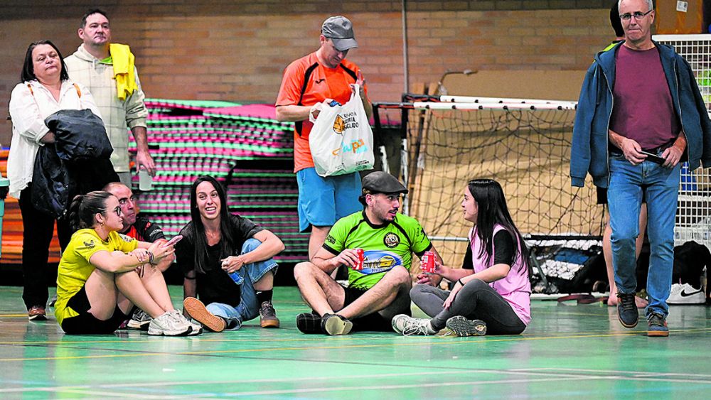 La operada Priscila sigue el corro junto a Rebeca, Jesús, Chelo, Olga y, de pie, el ex luchador Nacho / SAÚL ARÉN La operada Priscila sigue el corro junto a Rebeca, Jesús, Chelo, Olga y, de pie, el ex luchador Nacho / SAÚL ARÉN