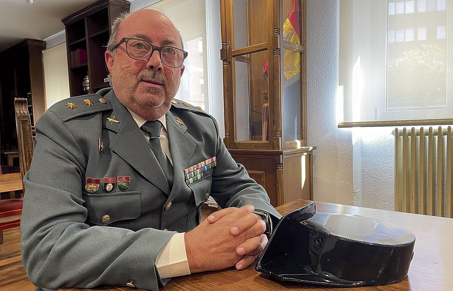 Juan Villa González durante su útima entrevista en activo pues el día del Pilar, el mismo día que nació en un cuartel, llega su jubilación. | F. FERNÁNDEZ