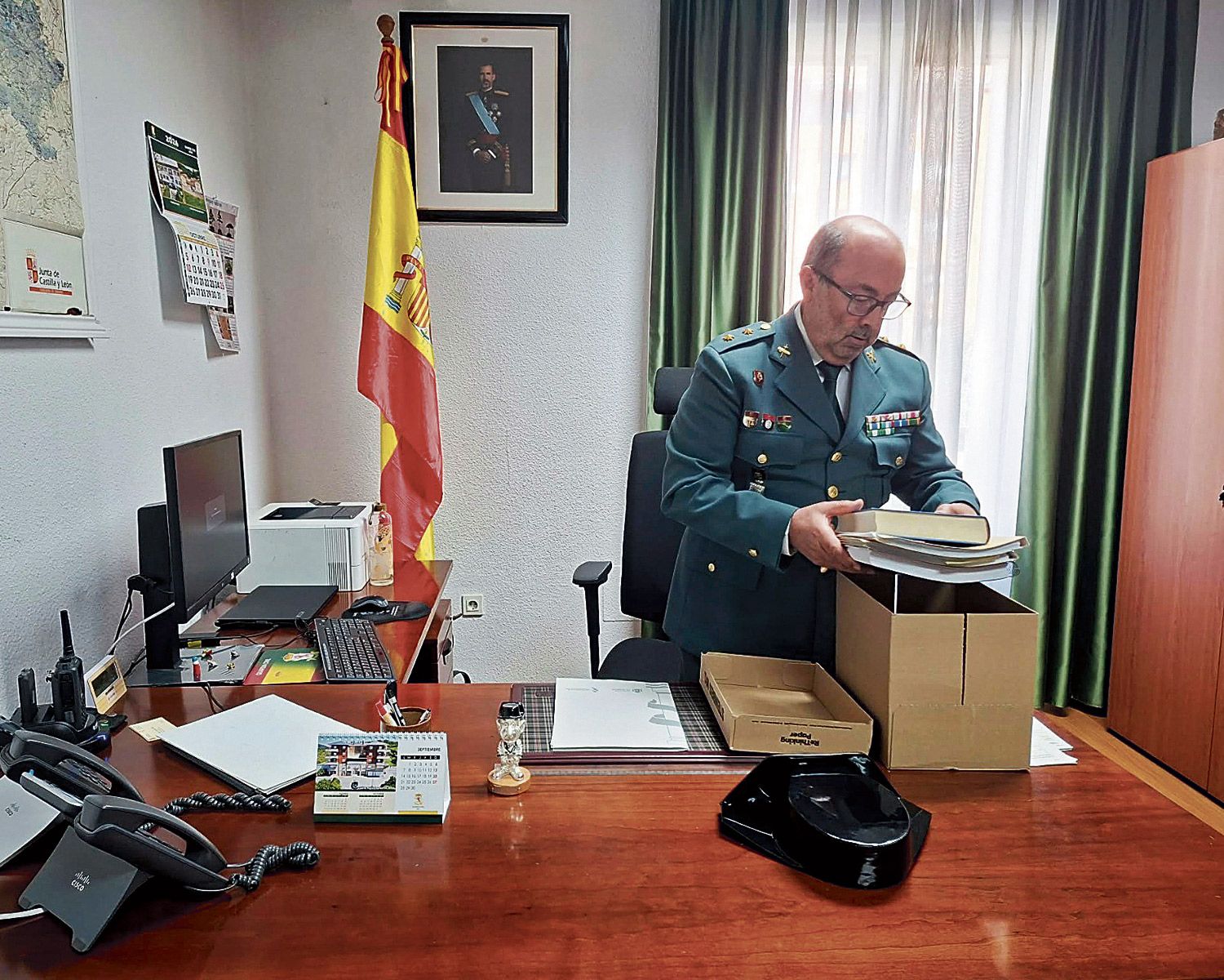 Una imagen cargada de simbolismo, después de 48 años en la Guardia Civil, el teniente coronel Juan Villa recoge sus pertenencias para irse a casa. | F. FERNÁNDEZ Una imagen cargada de simbolismo, después de 48 años en la Guardia Civil, el teniente coronel Juan Villa recoge sus pertenencias para irse a casa. | F. FERNÁNDEZ