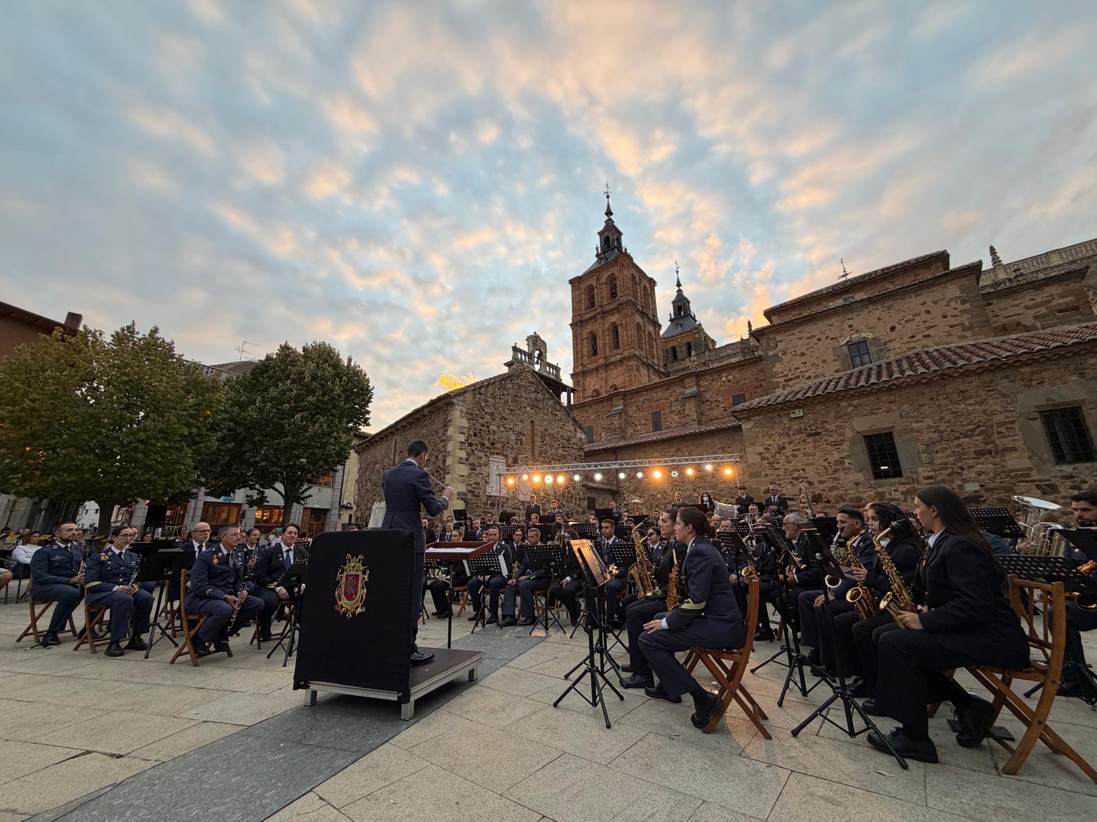 Concierto frente al Palacio Episcopal y la Catedral de Astorga de este sábado. | L.N.C. Concierto frente al Palacio Episcopal y la Catedral de Astorga de este sábado. | L.N.C.