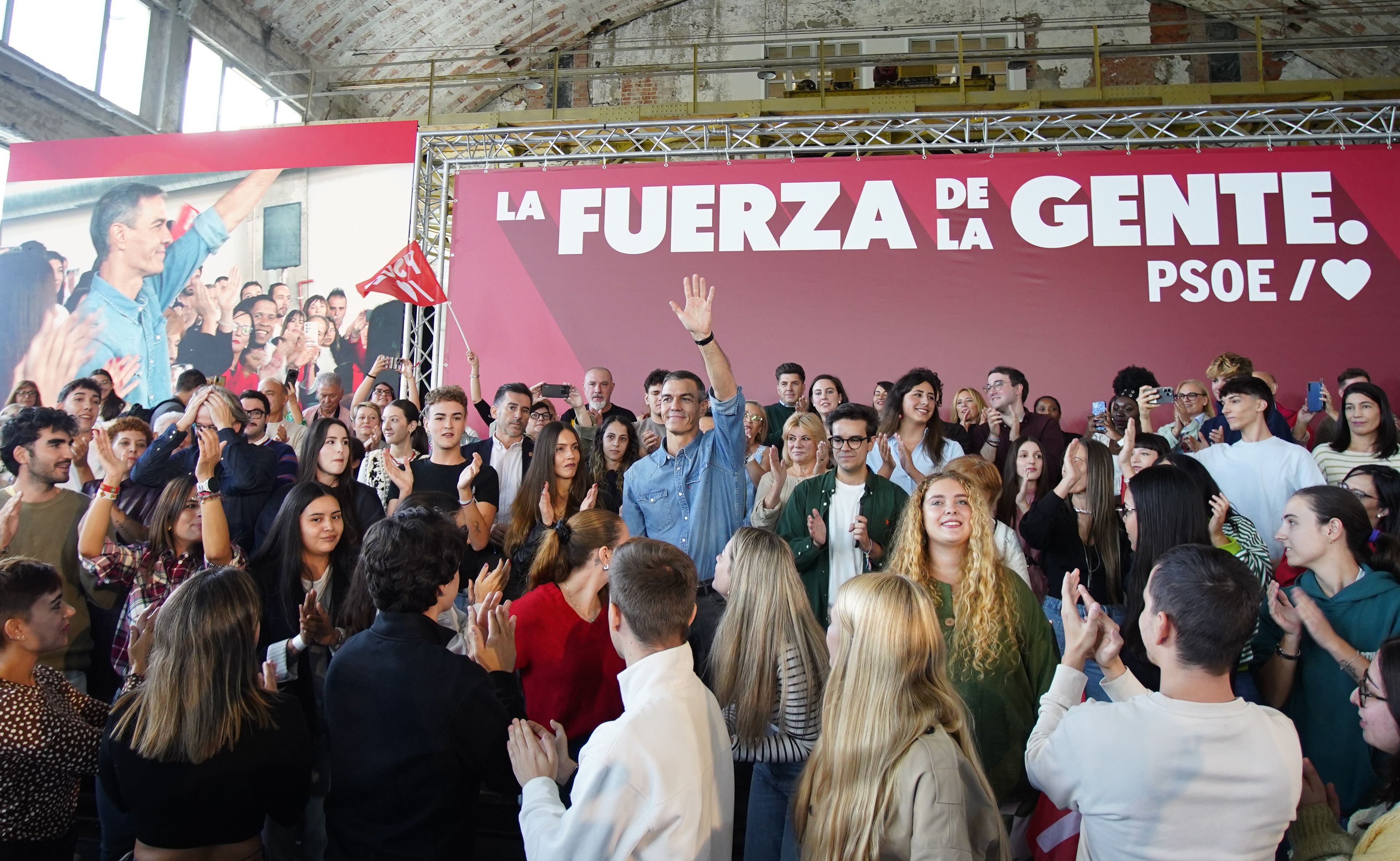 Pedro Sánchez se da un baño de masas la Térmica de Ponferrada en el inicio de la precampaña. | ICAL