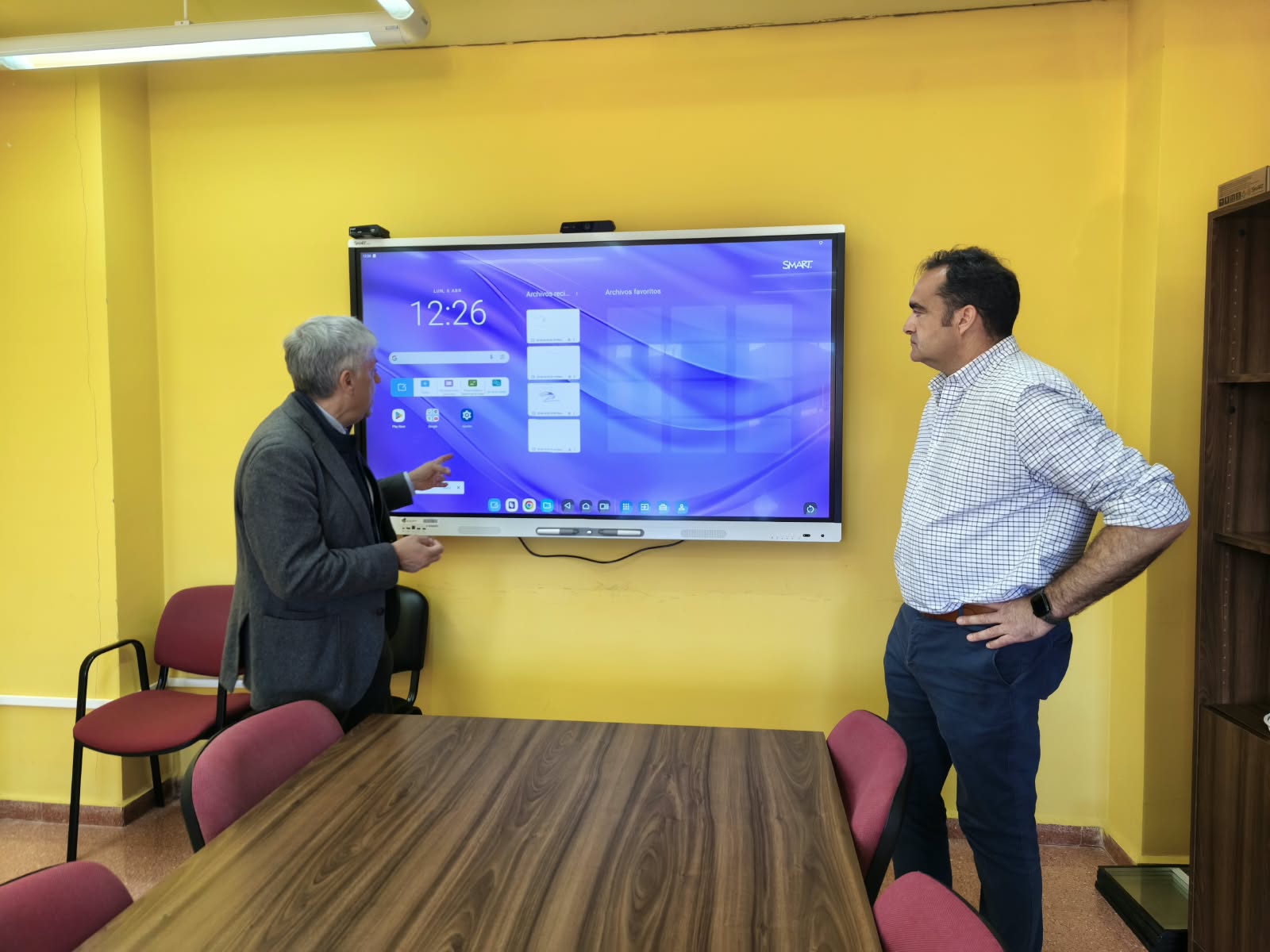Eduardo Diego junto a Alfonso Melón visitando en Fresno de la Vega la pantalla instalada. | L.N.C.