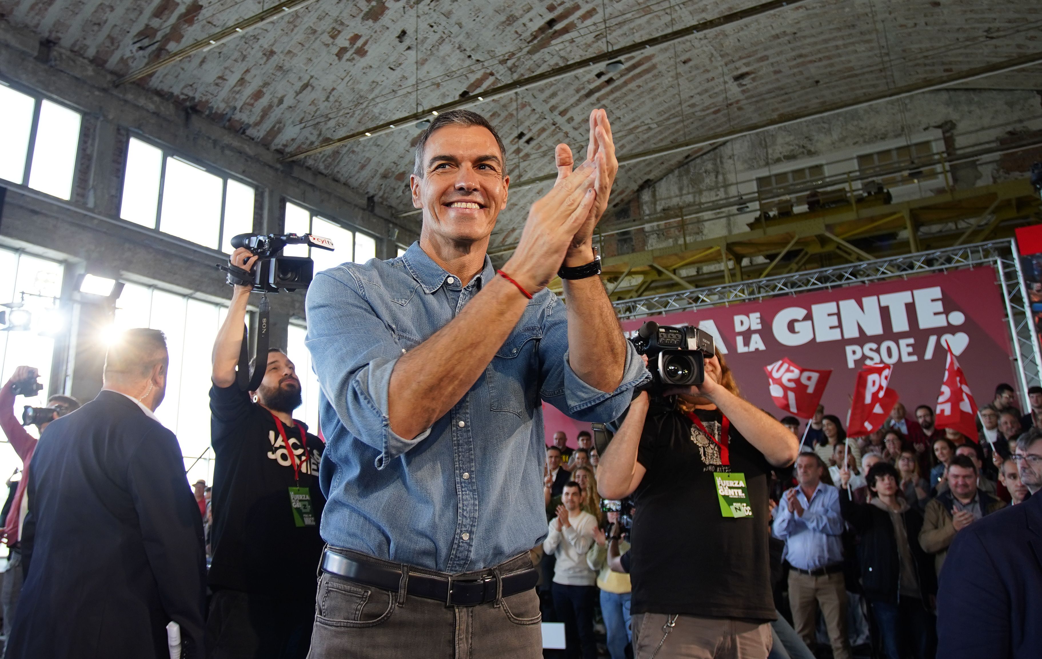 Pedro Sánchez durante su acto de este domingo en la Térmica de Ponferrada. | ICAL Pedro Sánchez durante su acto de este domingo en la Térmica de Ponferrada. | ICAL