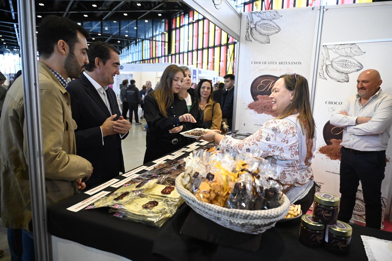 Ester Muñoz durante su visita a la Feria de Productos de León este domingo. | SAÚL ARÉN