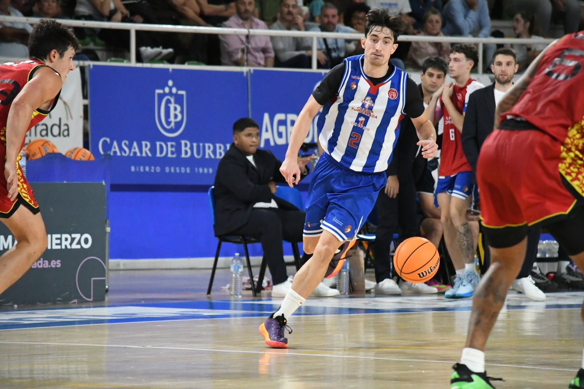 Ponferrada cayó ante el gran favorito por el ascenso en un partido de claros y oscuros. REDBLANQUIAZUL Ponferrada cayó ante el gran favorito por el ascenso en un partido de claros y oscuros. REDBLANQUIAZUL