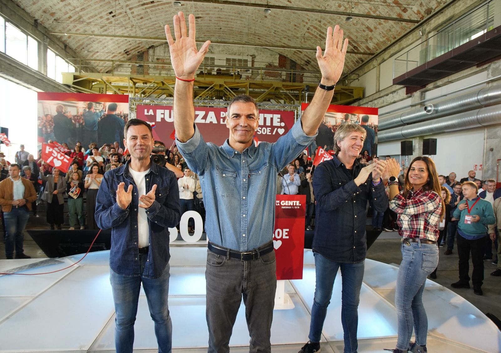 Pedro Sánchez junto a Javier Alfonso Cendón, Carlos Martínez y Nuria Rubio durante el mitin. | ICAL