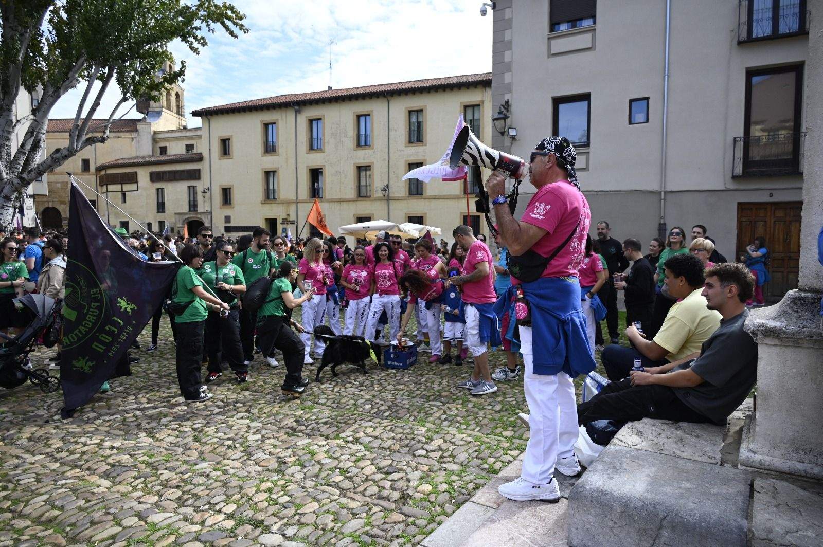 Desfile de las peñas de León por San Froilán. | SAÚL ARÉN