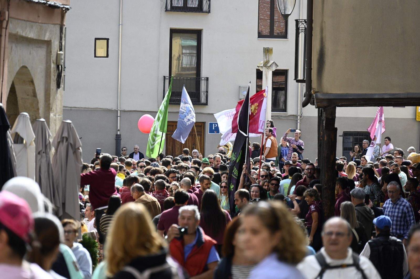 Desfile de las peñas de León por San Froilán. | SAÚL ARÉN