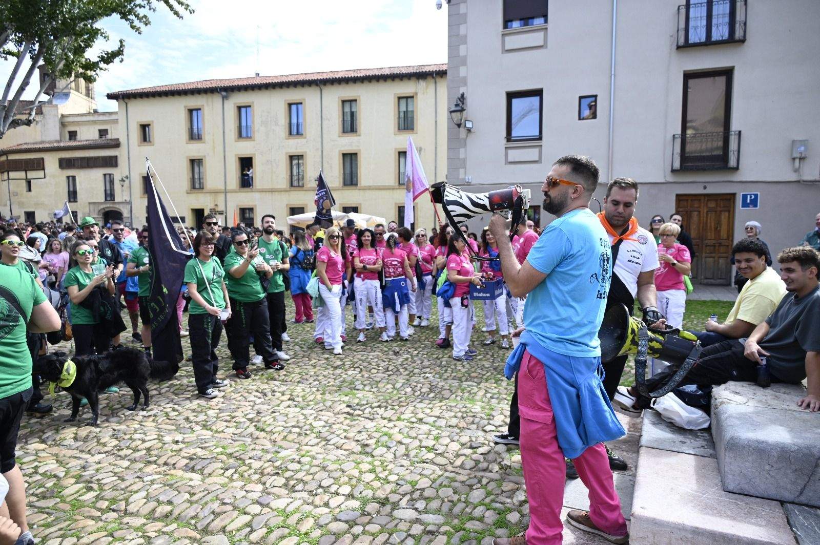 Desfile de las peñas de León por San Froilán. | SAÚL ARÉN