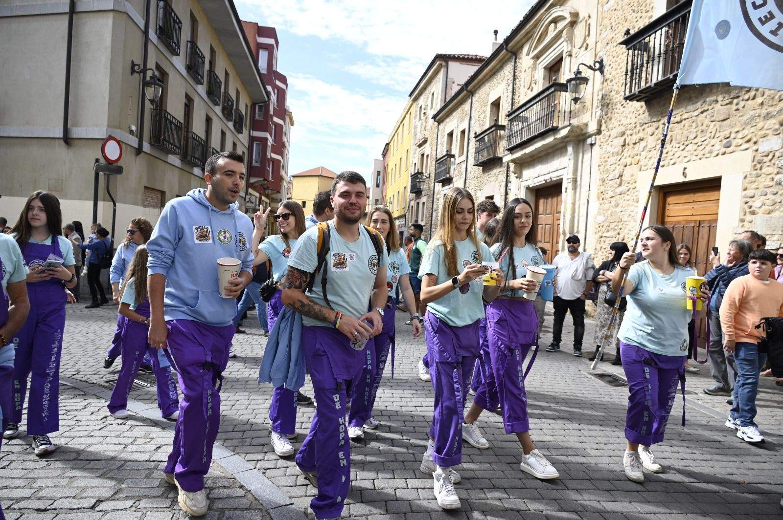 Desfile de las peñas de León por San Froilán. | SAÚL ARÉN
