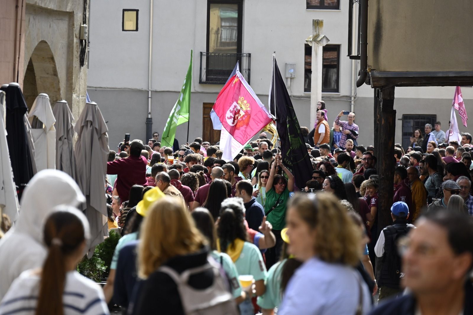 Desfile de las peñas de León por San Froilán. | SAÚL ARÉN