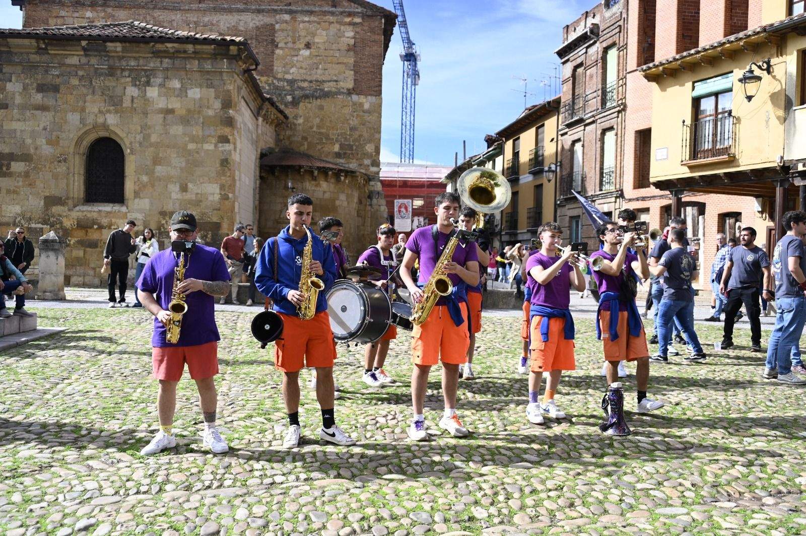 Desfile de las peñas de León por San Froilán. | SAÚL ARÉN