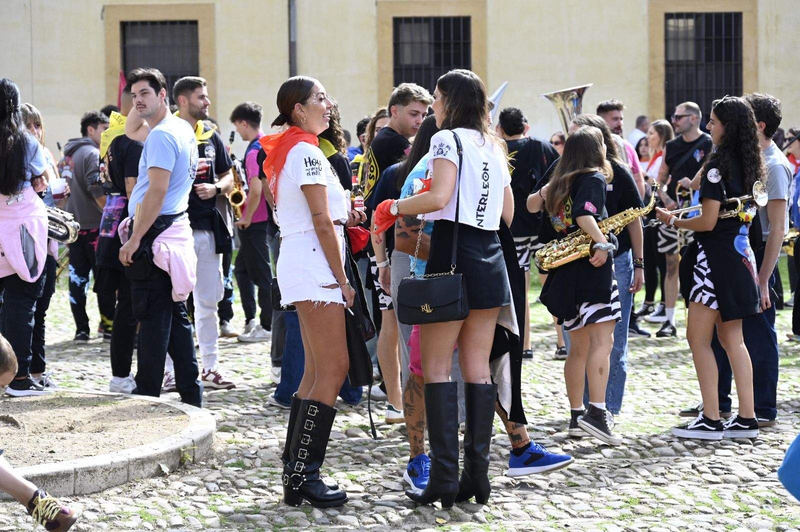 Desfile de las peñas de León por San Froilán. | SAÚL ARÉN