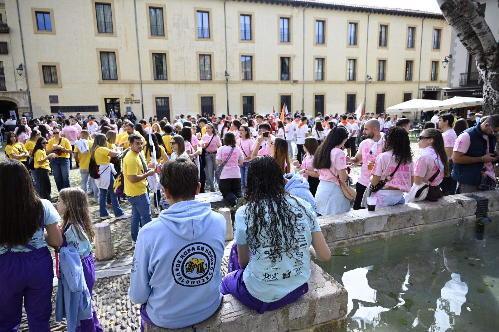 Desfile de las peñas de León por San Froilán. | SAÚL ARÉN