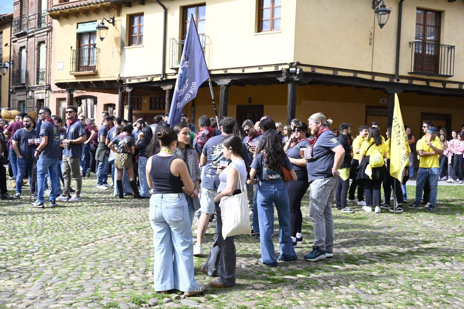 Desfile de las peñas de León por San Froilán. | SAÚL ARÉN