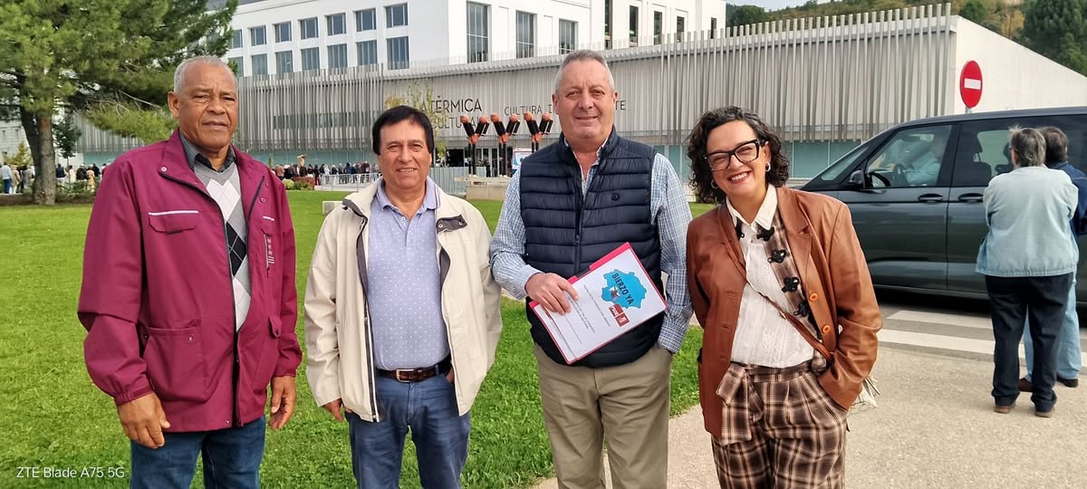 Entrega del informe por parte de la Asociación Ciudadana Bierzo Ya. | L.N.C.