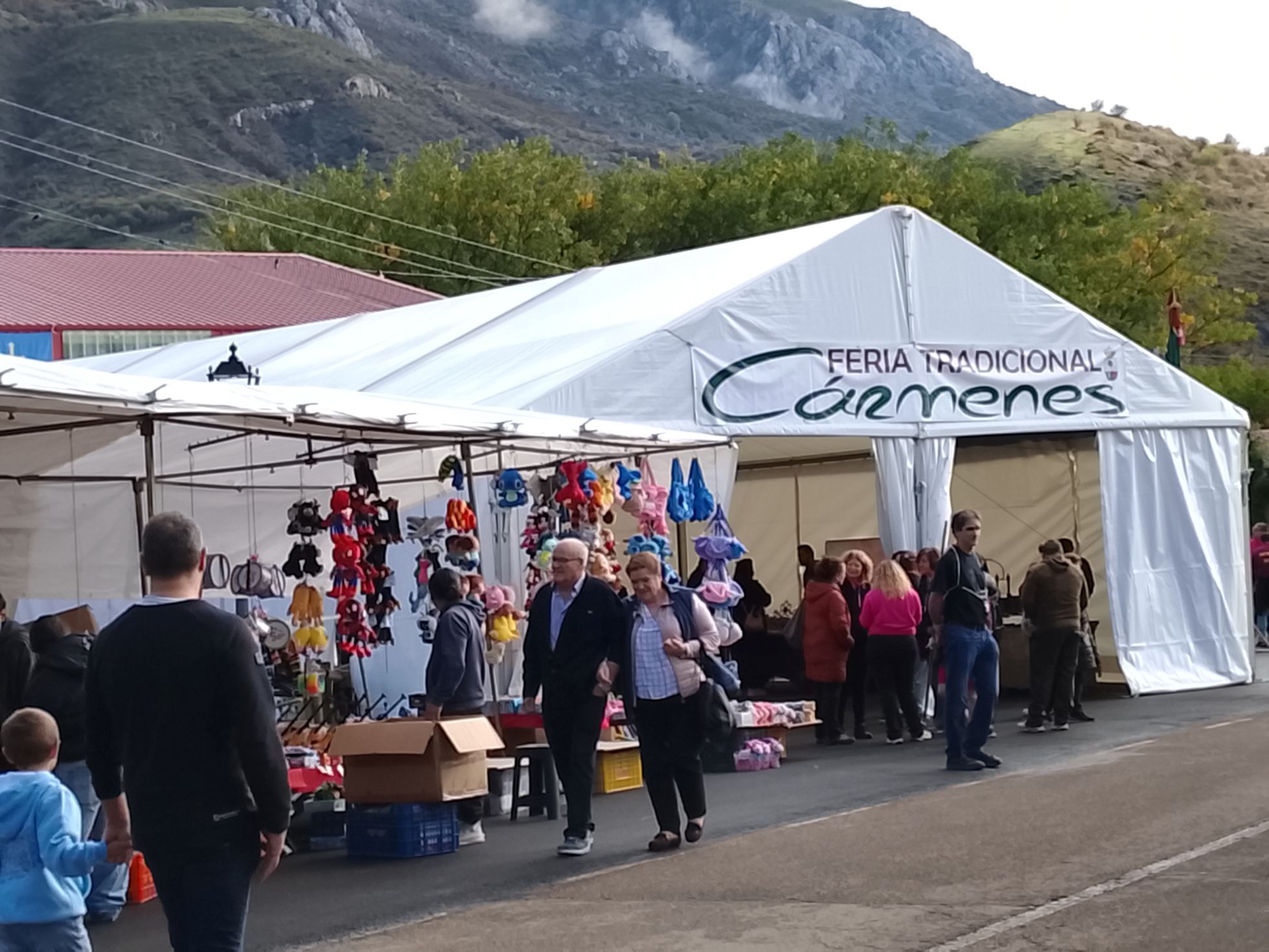 La Feria de Cármenes combinó artesanía, ganadería y cultura popular. E. NIÑO (3)