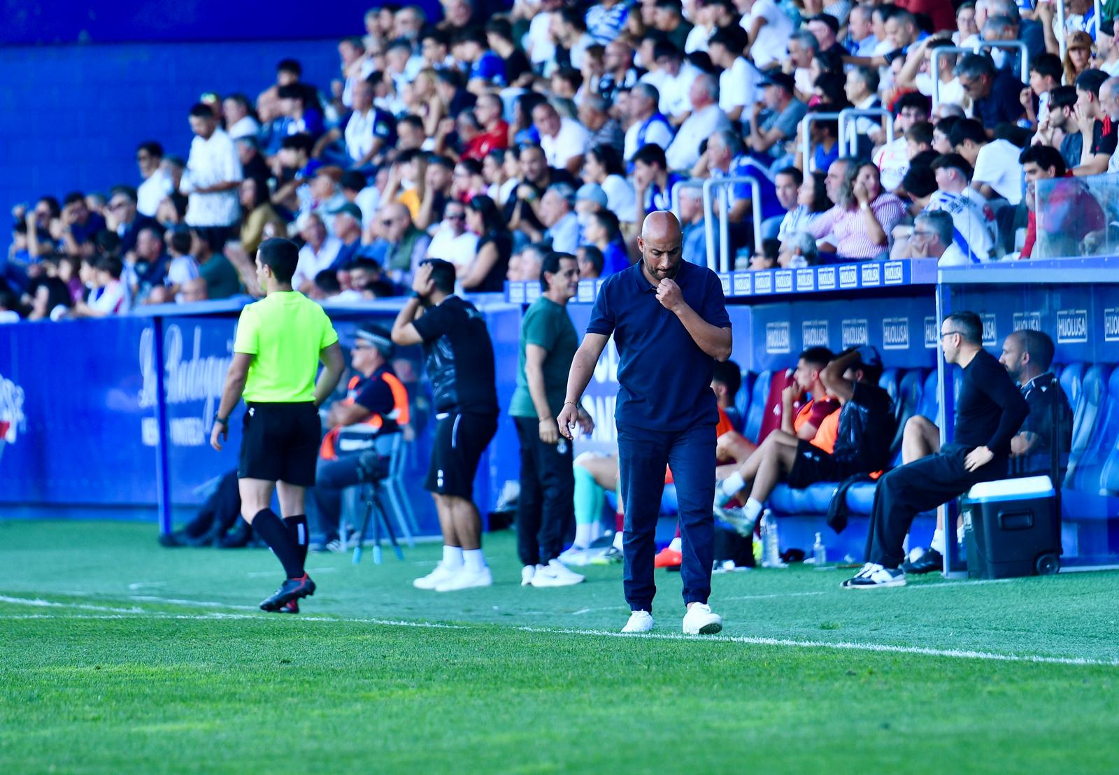 Nafti cabizbajo durante uno de los momentos del partido en El Toralín. QUINITO