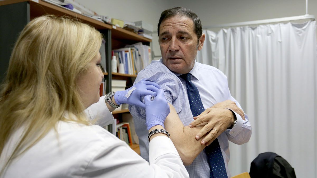 El consejero de Sanidad, Antonio María Sáez Aguado, era ayer vacunado por la gripe. | LETICIA PÉREZ (ICAL)