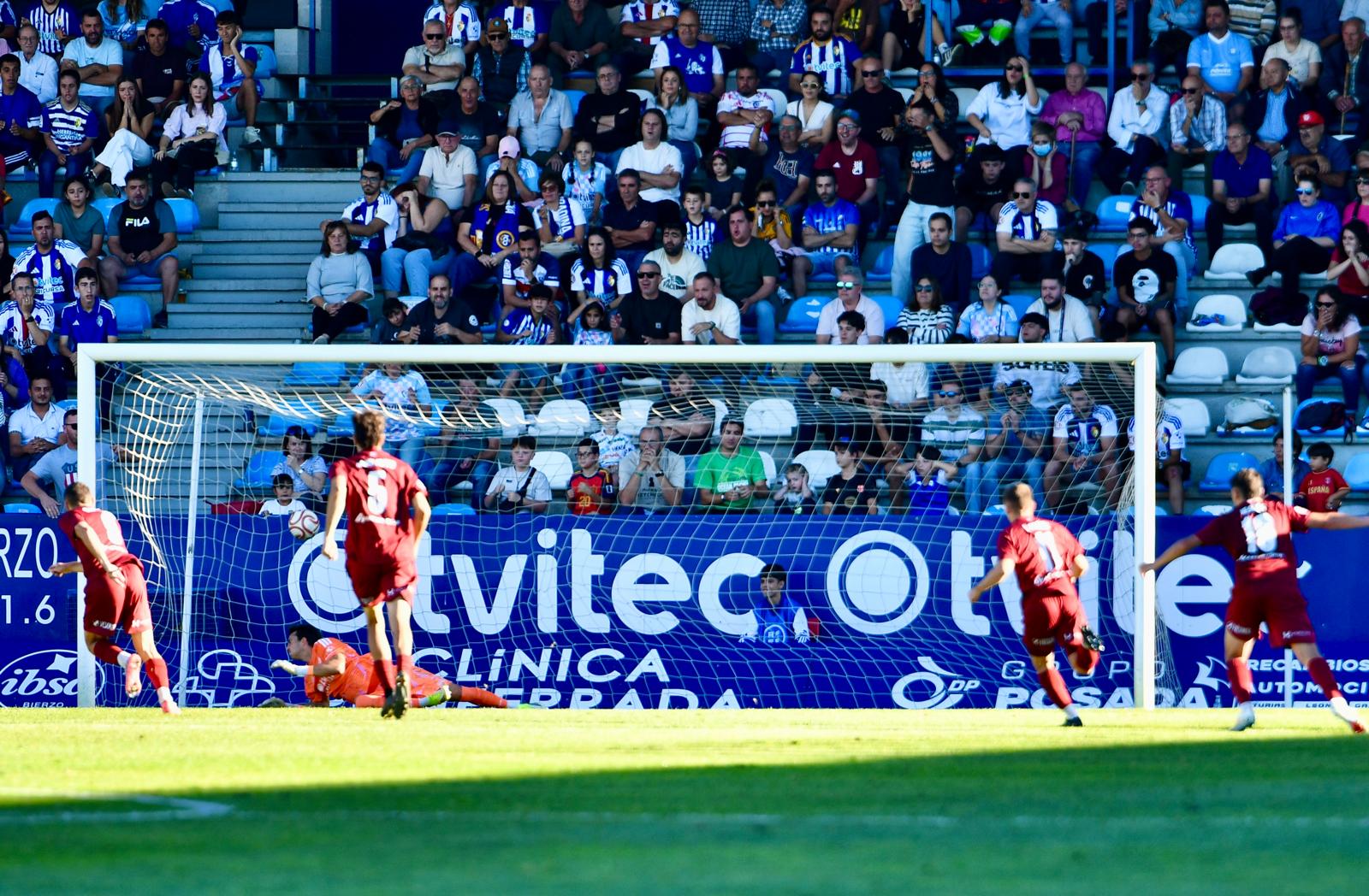 Momento del gol que rompía la racha de seis partidos consecutivos sin encajar de la Deportiva en El Toralín. REPORTAJE GRÁFICO QUINITO Momento del gol que rompía la racha de seis partidos consecutivos sin encajar de la Deportiva en El Toralín. REPORTAJE GRÁFICO QUINITO