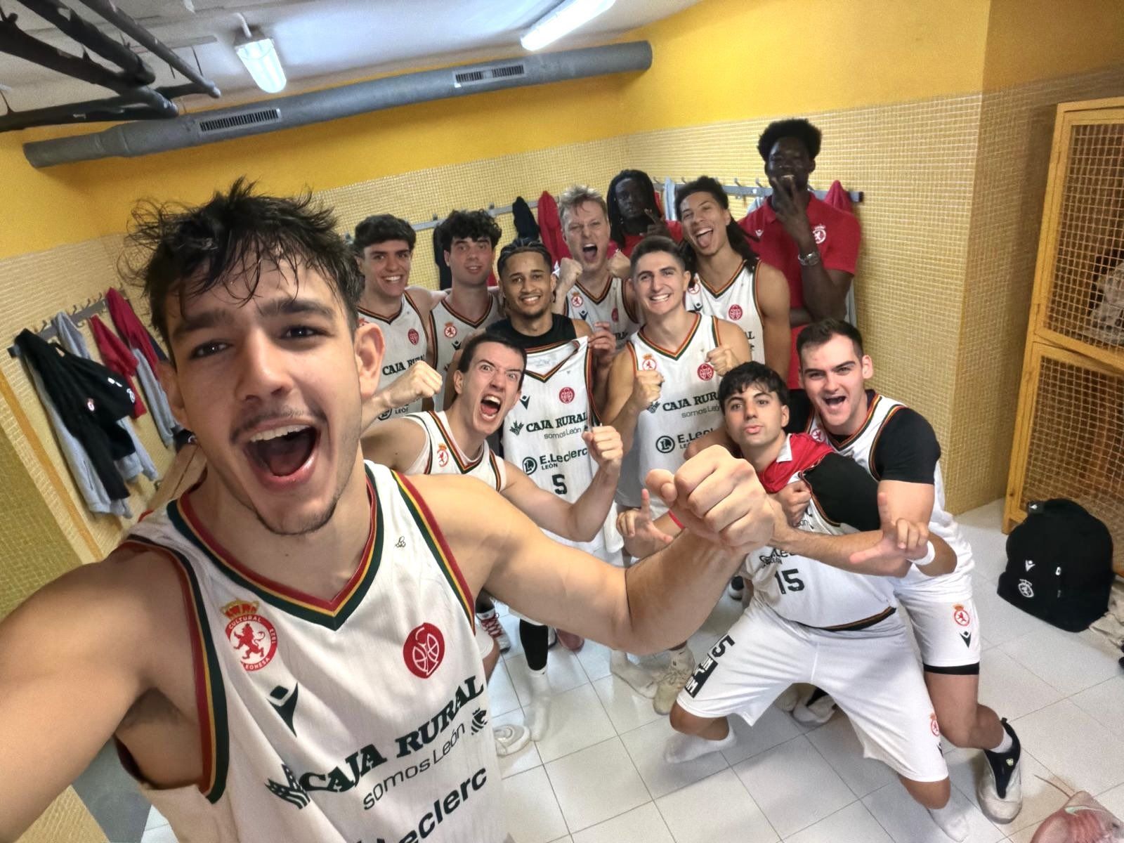 La Cultural festeja su victoria ante el SBA. | CULTUBALONCESTO La Cultural festeja su victoria ante el SBA. | CULTUBALONCESTO