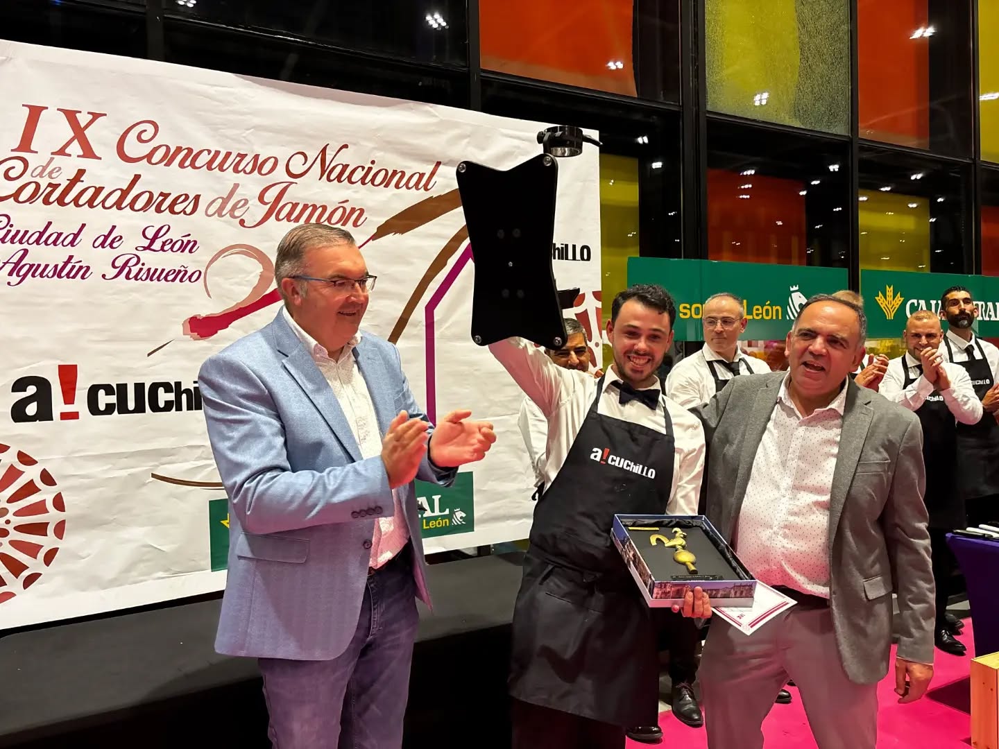 El berciano Álvaro García recibiendo el galardón por parte de Roberto Aller y Agustín Risueño. | L.N.C.