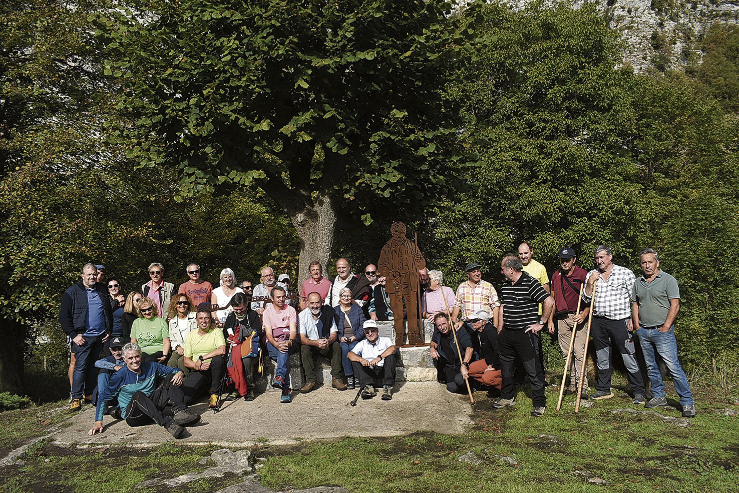 Foto de familia de los asistentes al homenaje a Santiago Morán en Caín de Arriba, donde la junta vecinal ha decidido perpetuar su recuerdo. | VALENTÍN COSTO