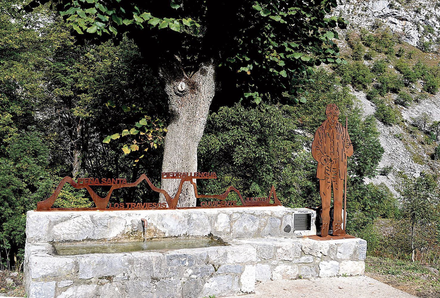 La fuente monumentalizada de Caín de Arriba se ha convertido en un permanente homenaje a la memoria de Santiago Morán Garrido. | L.N.C. La fuente monumentalizada de Caín de Arriba se ha convertido en un permanente homenaje a la memoria de Santiago Morán Garrido. | L.N.C.