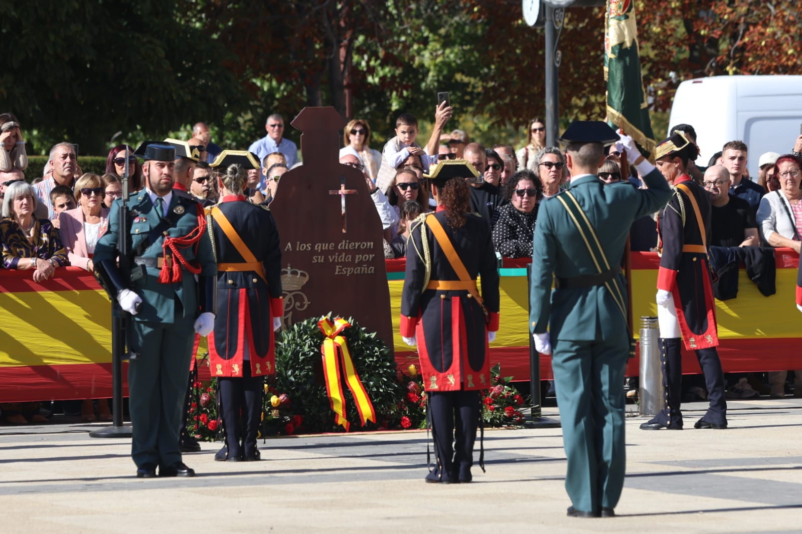 Celebración de la Guardia Civil de León de la fiesta del Pilar. | FERNANDO OTERO