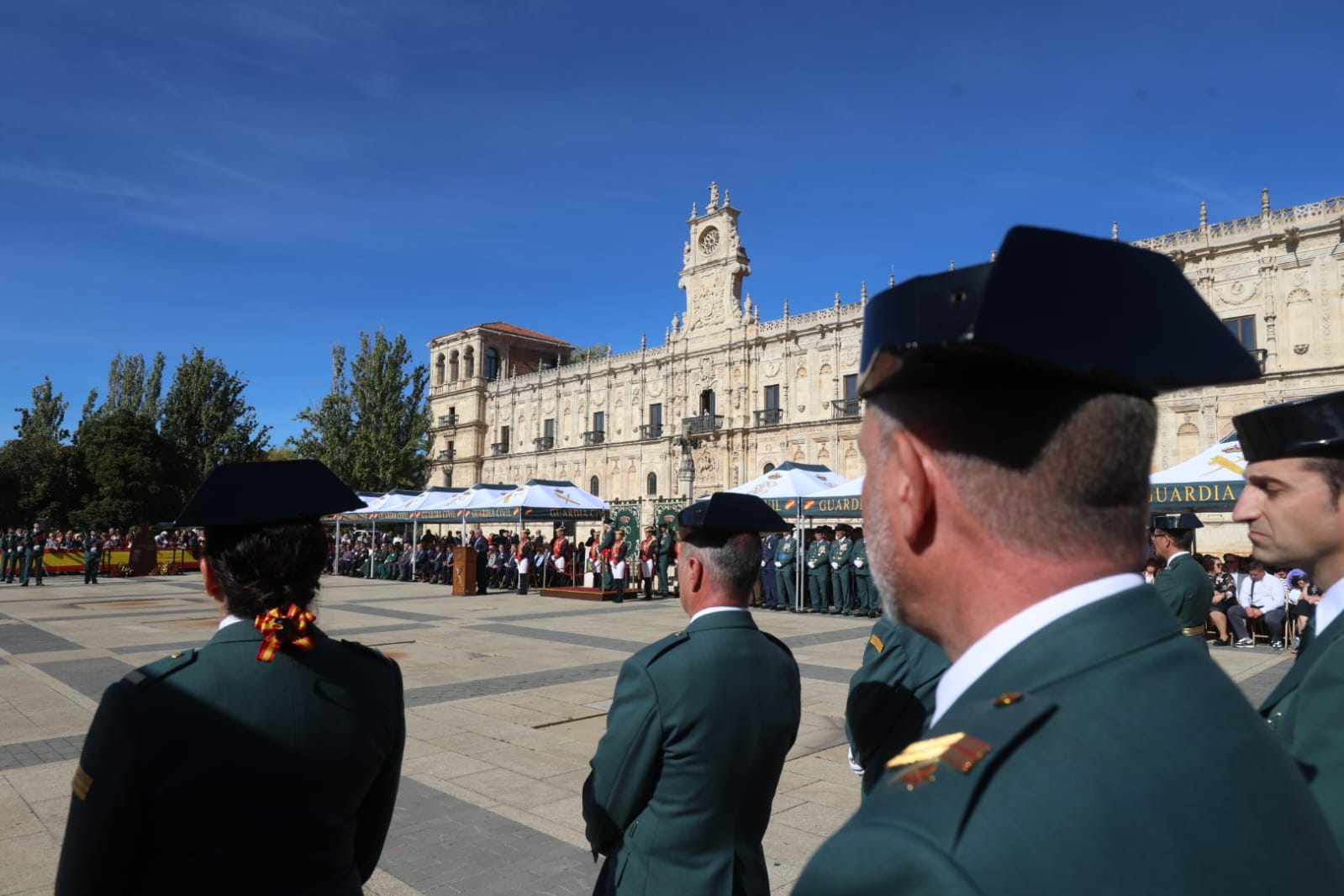 Celebración de la Guardia Civil de León de la fiesta del Pilar. | FERNANDO OTERO