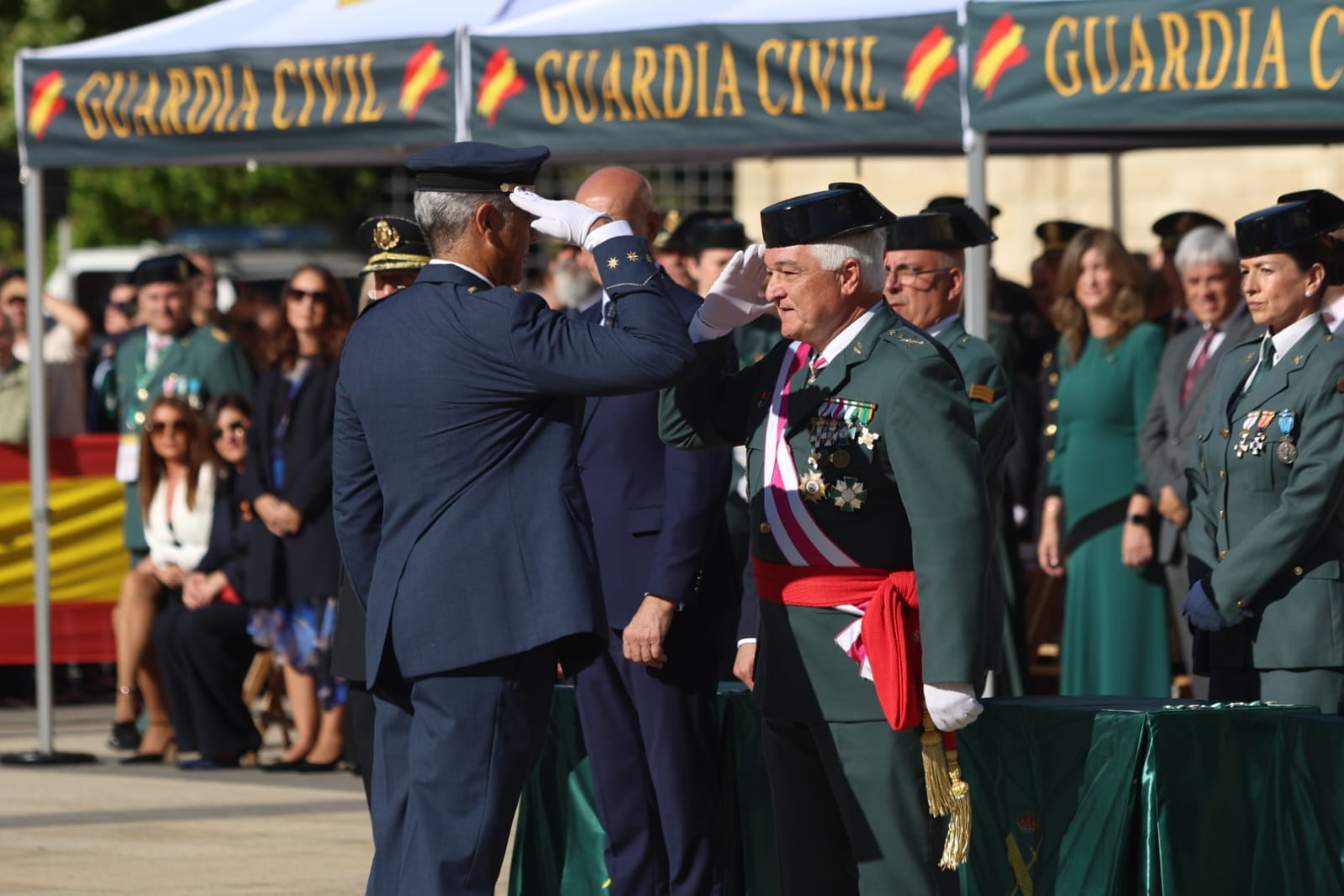 Celebración de la Guardia Civil de León de la fiesta del Pilar. | FERNANDO OTERO
