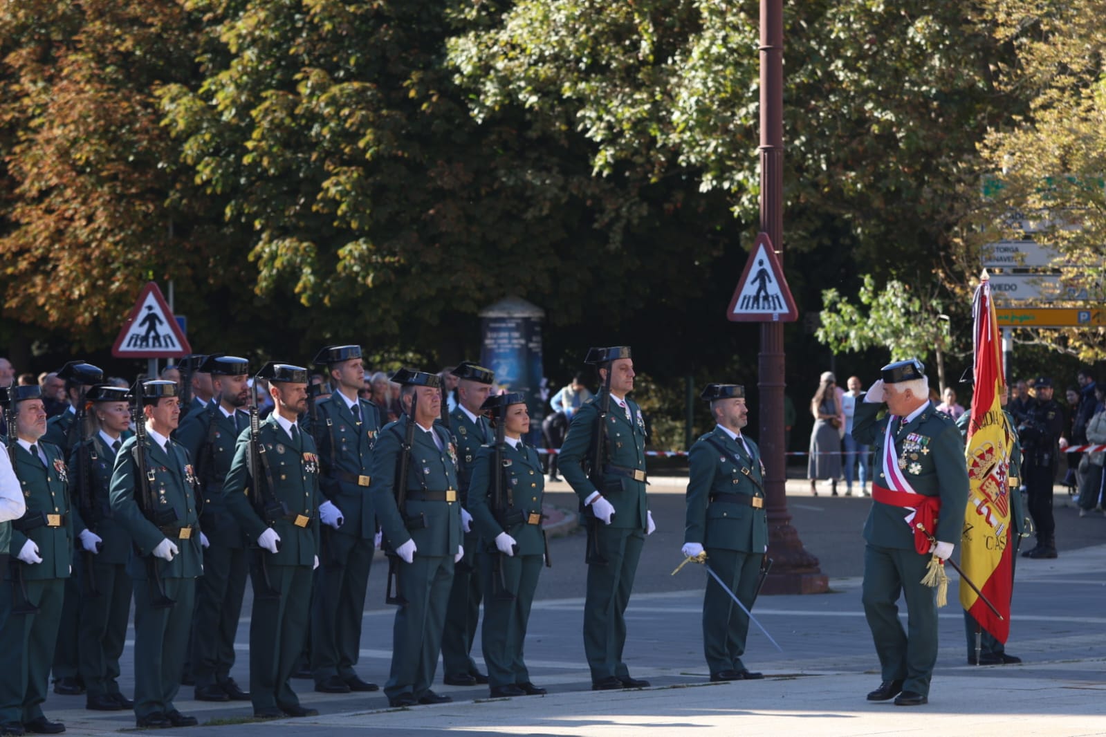 Celebración de la Guardia Civil de León de la fiesta del Pilar. | FERNANDO OTERO