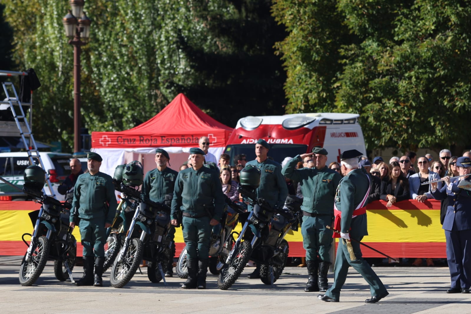 Celebración de la Guardia Civil de León de la fiesta del Pilar. | FERNANDO OTERO