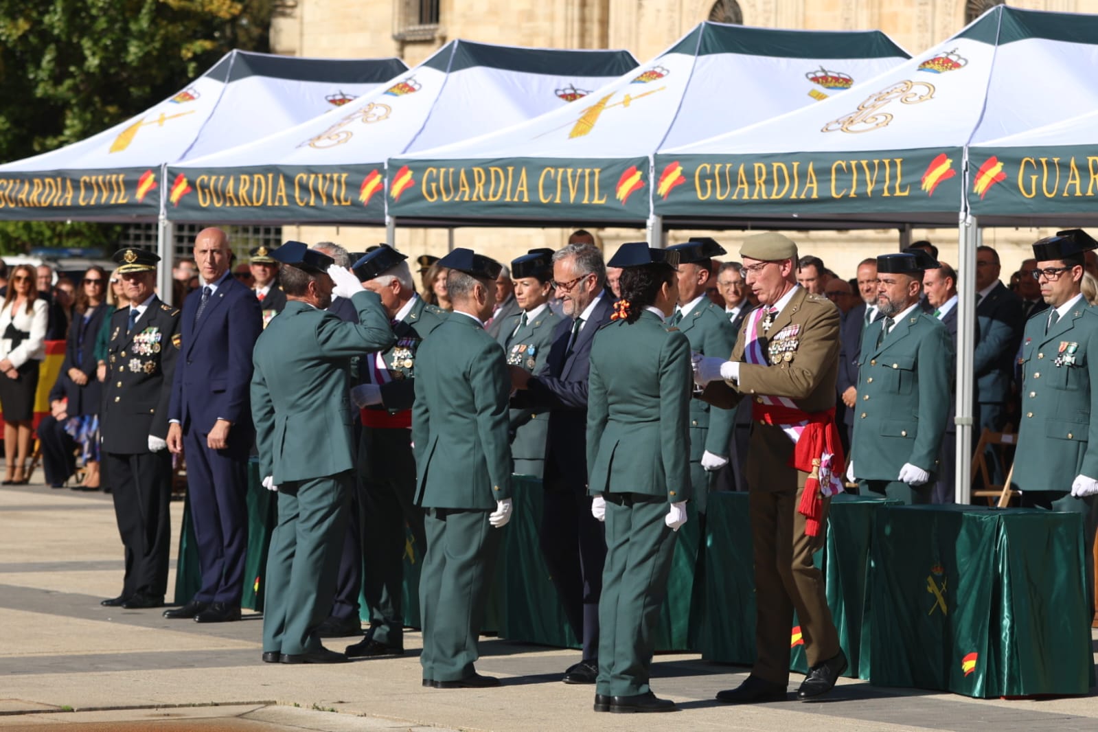 Celebración de la Guardia Civil de León de la fiesta del Pilar. | FERNANDO OTERO