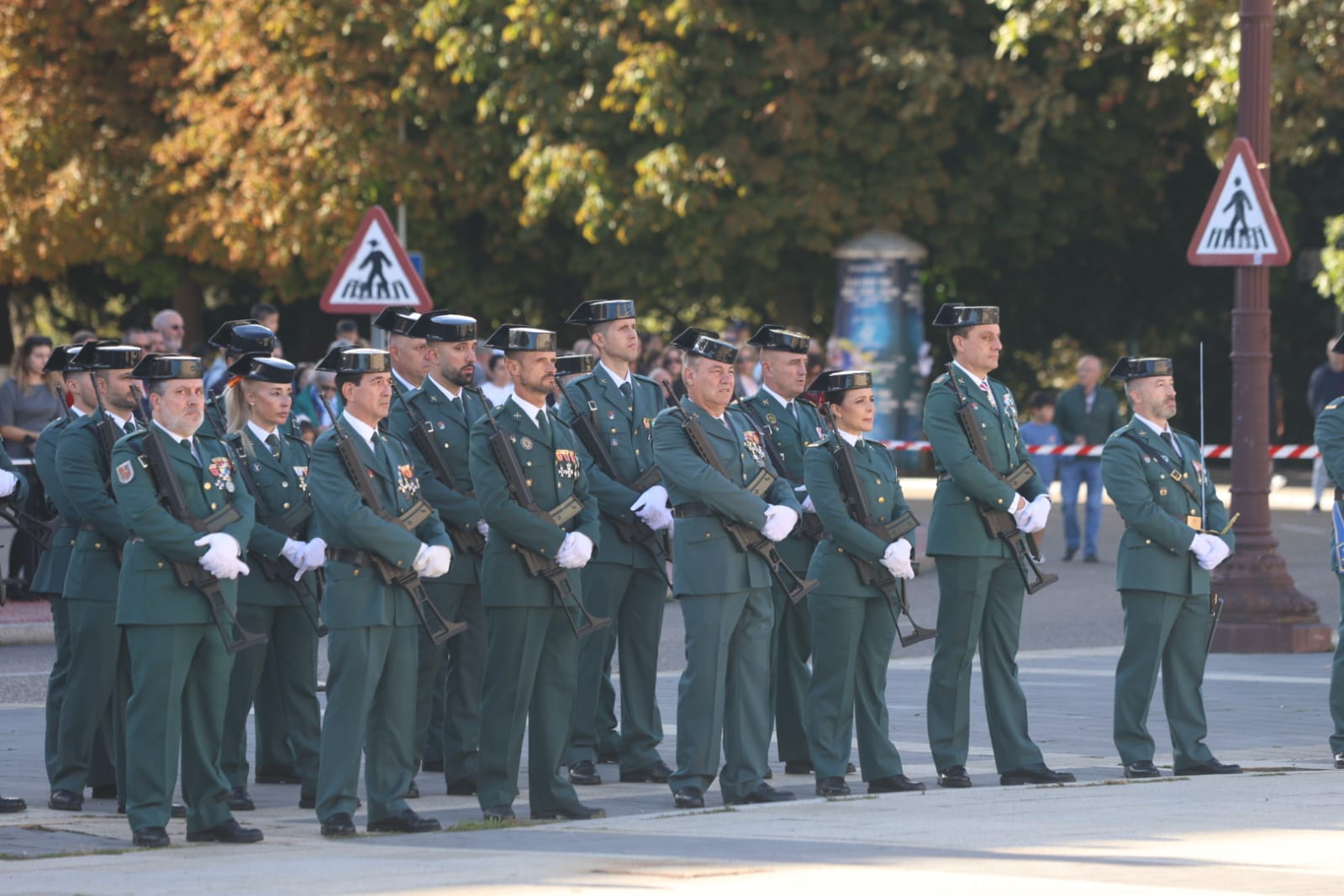 Celebración de la Guardia Civil de León de la fiesta del Pilar. | FERNANDO OTERO