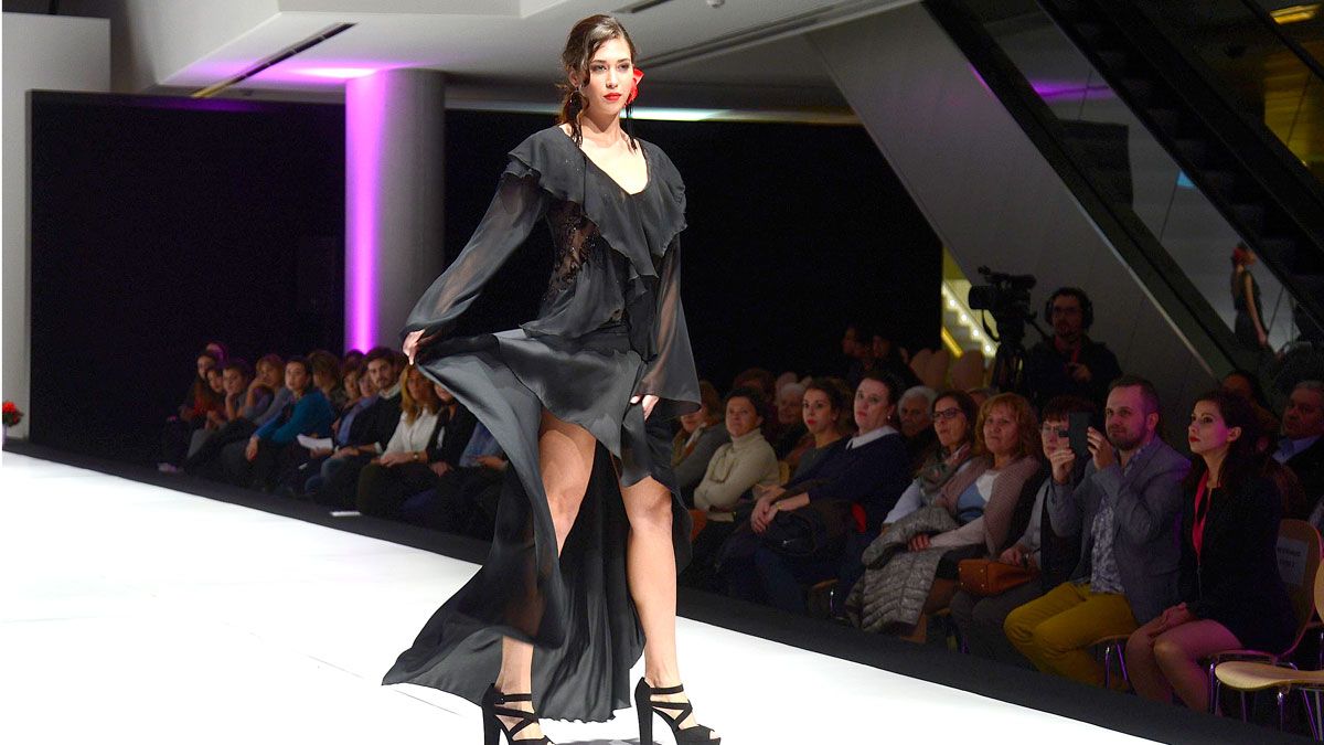 La modelo leonesa Andrea Martínez con un diseño de Di de Sant. | RICARDO ORDÓÑEZ (ICAL)