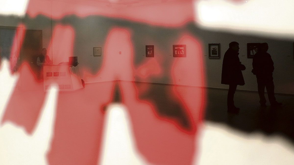 Artistas y público se dieron cita este lunes en la inauguración de la exposición 'Emociones' en el Centro Cívico León Oeste del Crucero. | DANIEL MARTÍN