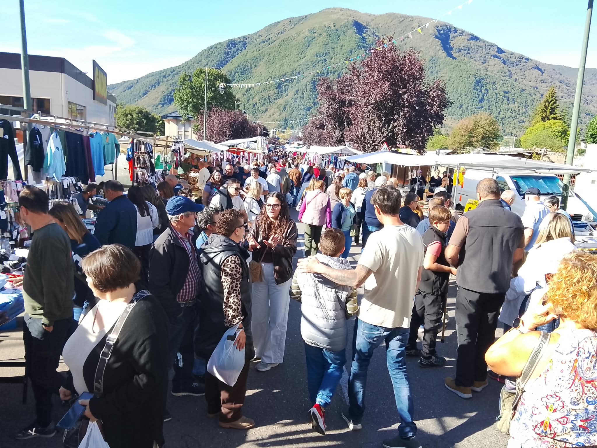 La Feriona toma Villablino. | ESTEFANÍA NIÑO
