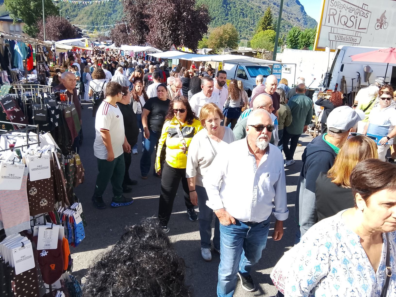 La Feriona despliega en Villablino su oferta comercial, ganadera y gastronómica. | ESTEFANÍANIÑO