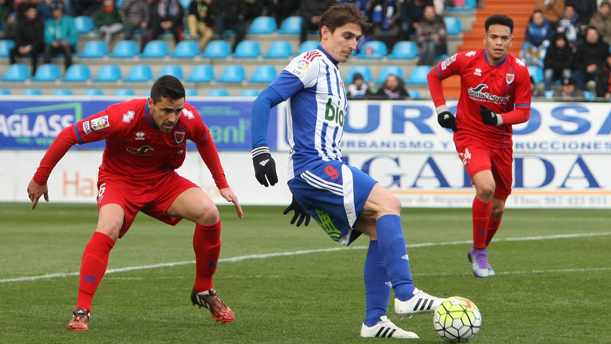 Berrocal remata de cabeza con la oposición de un jugador del Numancia | CÉSAR SÁNCHEZ